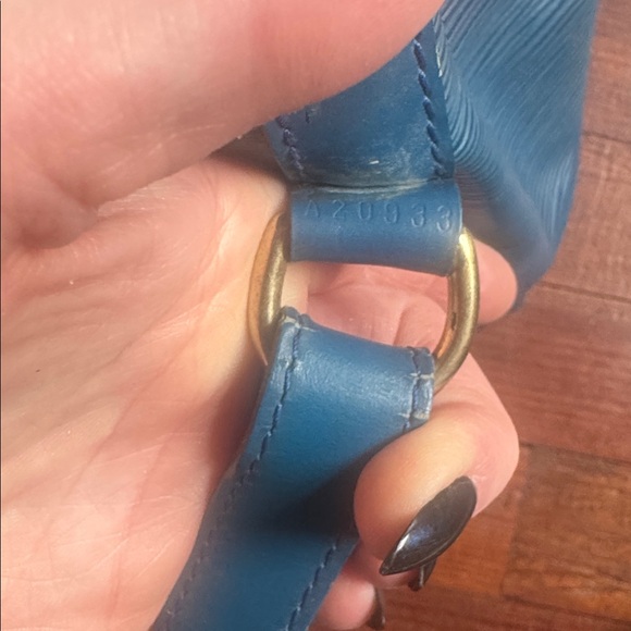 Louis Vuitton Epi Noe Bucket Bag - Picture 4 of 12